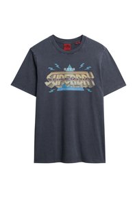 Camiseta de algodón gris con mangas cortas. Presenta un estampado gráfico en dorado y azul, mostrando la palabra "SUPERDRY" con acentos de rayo.