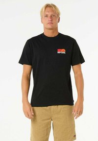 Camiseta de algodón negra con un logo colorido de Rip Curl en el pecho. Mangas cortas, cuello redondo y corte relajado.