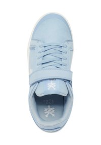 Hellblauer Sportschuh mit einem glatten Stoffobermaterial, weißen Schnürsenkeln und einem Klettverschluss. Verfügt über einen gepolsterten Schaft und eine kontrastierende weiße Sohle.