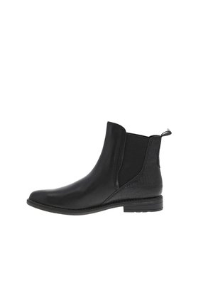 Sort ankelstøvle i læder med elastiske sidepaneler, lav hæl, trækflig bagpå og tekstureret mønster på hælområdet.