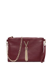 Borsa a pochette in tessuto bordeaux con tracolla in catena dorata, chiusura con zip e decorativa hardware a forma di V con accentuazione a nappina.