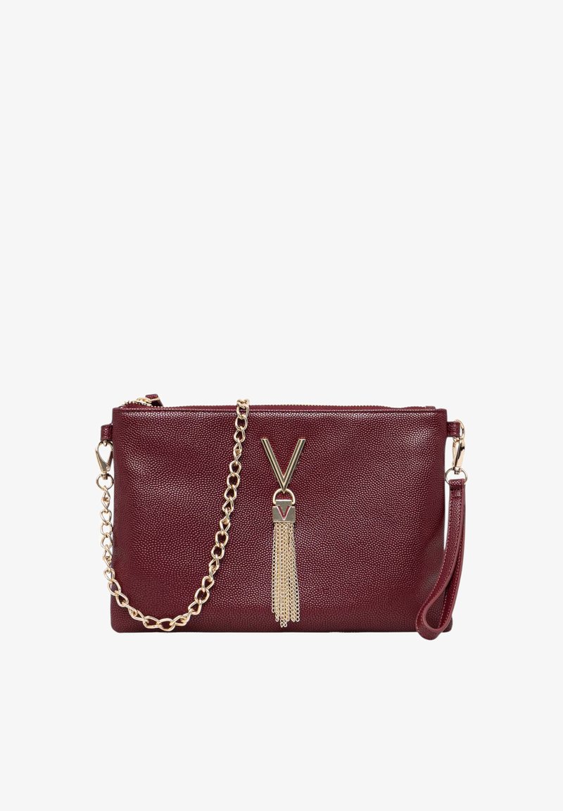 Borsa a pochette in tessuto bordeaux con tracolla in catena dorata, chiusura con zip e decorativa hardware a forma di V con accentuazione a nappina.