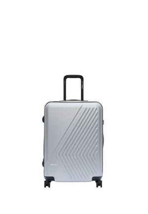 Valigia rigida argento con design diagonale a rilievo, quattro ruote e manico nero estensibile vista frontalmente.