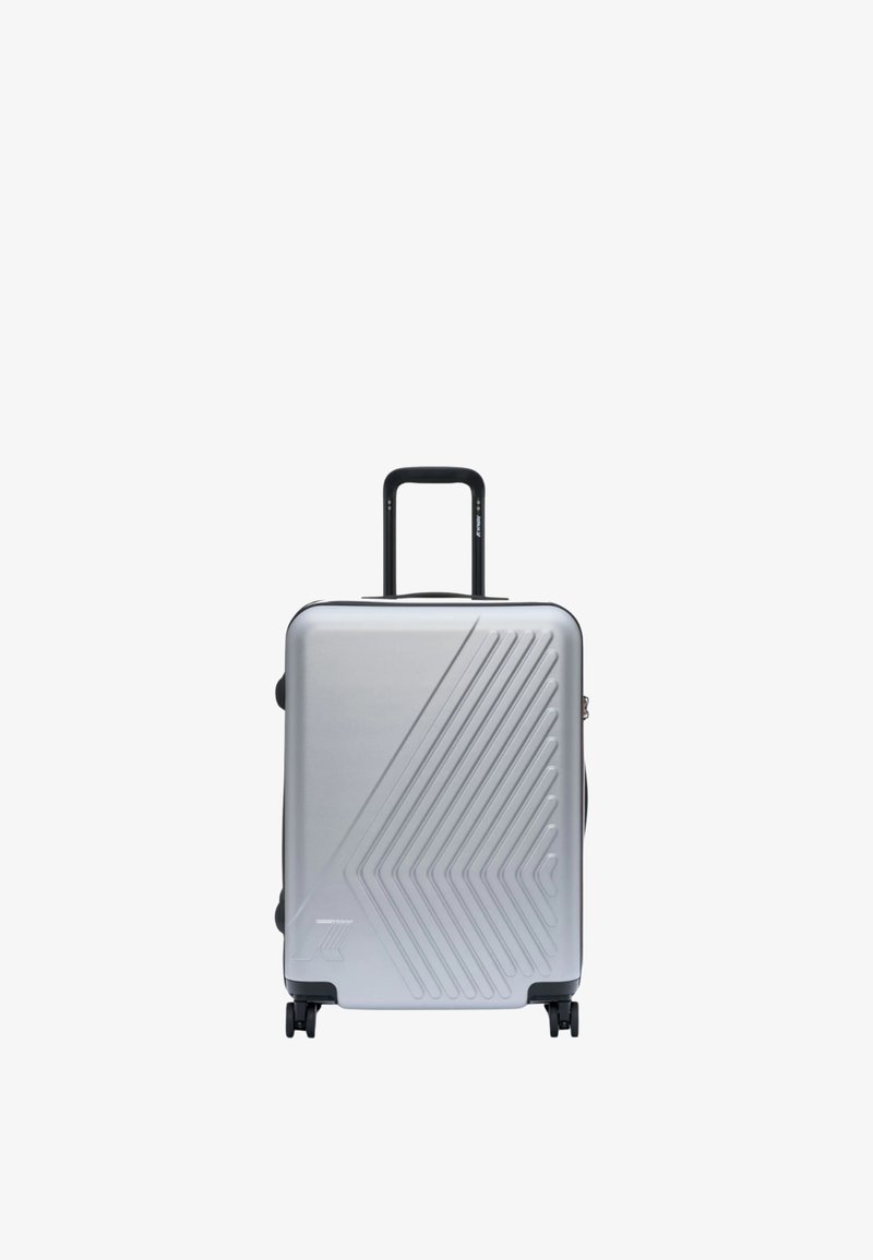 Valigia rigida argento con design diagonale a rilievo, quattro ruote e manico nero estensibile vista frontalmente.