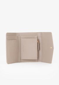 Portafoglio in pelle beige a tre pieghe, aperto, con scomparti per carte a sinistra, tasca con zip per le monete al centro e pattina con chiusura a scatto a destra.