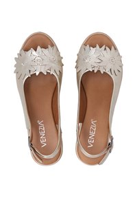 Open-toe sandalen van metallic lichtgoud leer met een bloemdessin op de band, voorzien van decoratieve rhinestones en een verstelbare gesp.