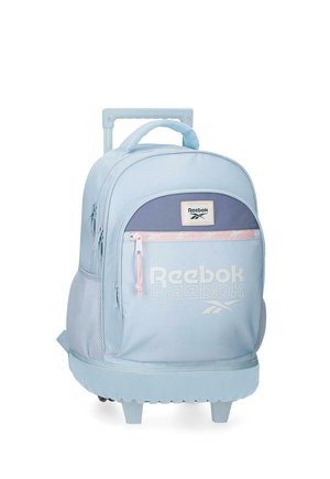 Mochila con ruedas Reebok azul claro con múltiples compartimentos con cremallera, asa superior, bolsillos laterales de malla y asa extensible.