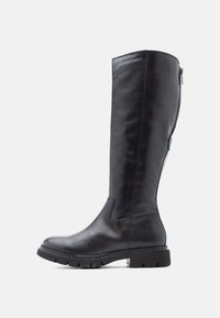 Vysoká čierna kožená čižma s masívnou podrážkou, bočným zipsom a nenápadným embosovaním značky blízko hornej hrany, zobrazená na jednoduchej bielej pozadí.