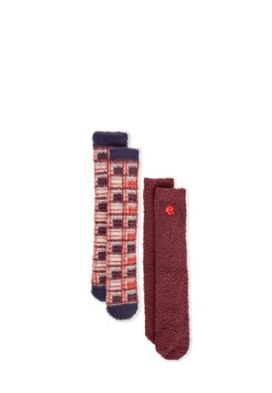 Zwei Paar Socken: eines mit einem rot-navy karierten Design und das andere einfarbig burdeos mit flauschiger Textur und einem kleinen roten Akzent.