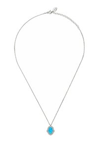 Collar de cadena de plata con un pequeño colgante de mano de Hamsa con ópalo azul rodeado de pequeñas piedras transparentes y un cierre de langosta.