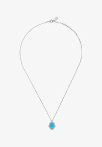 Collar de cadena de plata con un pequeño colgante de mano de Hamsa con ópalo azul rodeado de pequeñas piedras transparentes y un cierre de langosta.