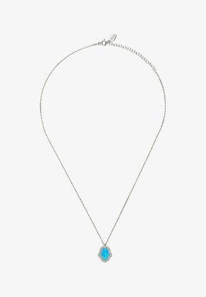 Collier en chaîne argentée avec un petit pendentif main de Hamsa en opale bleue, entouré de petites pierres claires, et doté d'un fermoir à mousqueton.