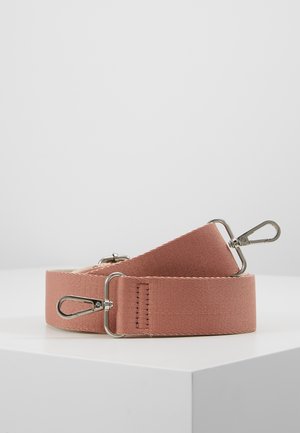 Støvet pink stoftaske strop med sølvfarvede metal spænder og justerbar spænde, vist sammenrullet på en hvid overflade.