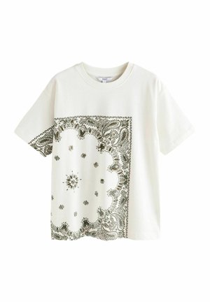 Wit T-shirt met korte mouwen met groen paisley bandana patroon dat de linkerkant en een deel van de mouw bedekt.