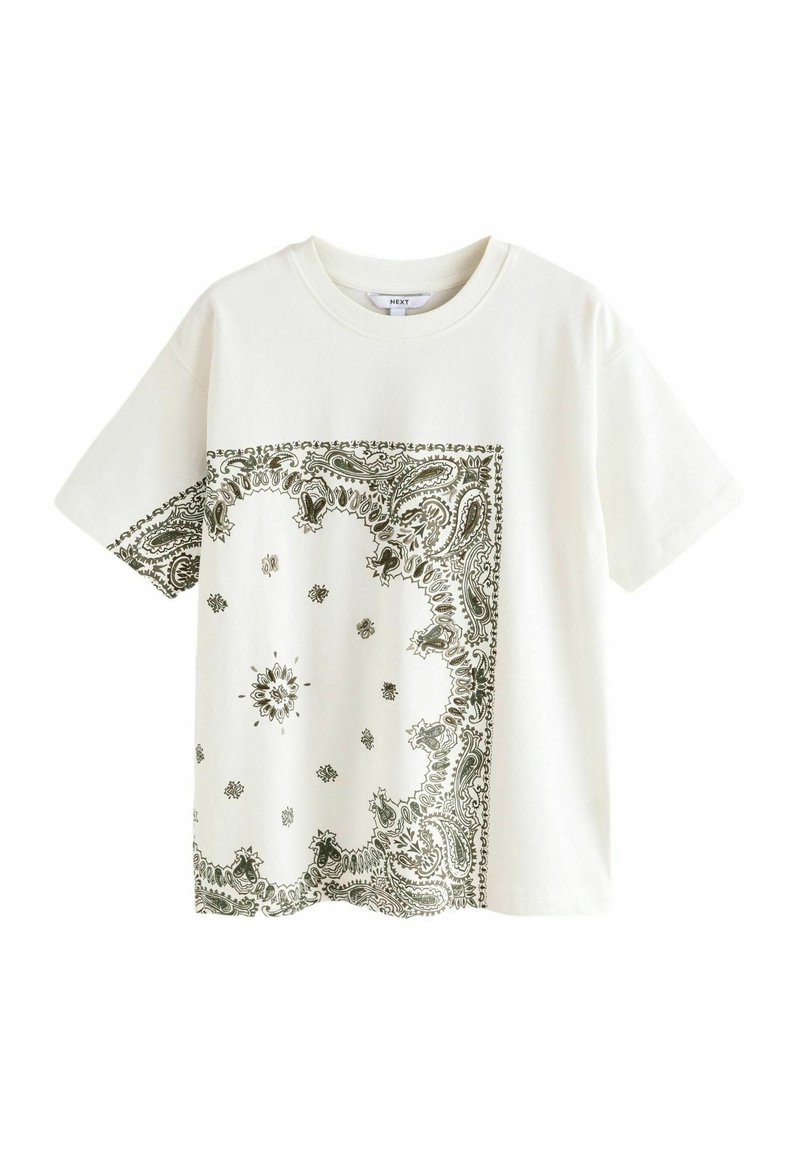 T-shirt blanc à manches courtes avec imprimé bandana paisley vert couvrant le côté gauche et une partie de la manche.