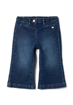Dunkelblaue Denim-Hose für Kleinkinder mit ausgestellten Beinen, elastischem Bund, Knopfverschluss, Gürtelschlaufen und kleinem bärenförmigem Metall-Detail auf der rechten Vorderseite.