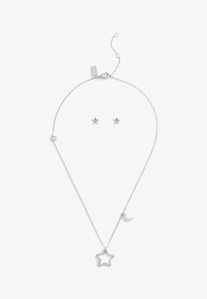 Collana d'argento con un pendente a forma di stella e mezzaluna decorato con piccoli strass. Include orecchini a perno a forma di stella in abbinamento.