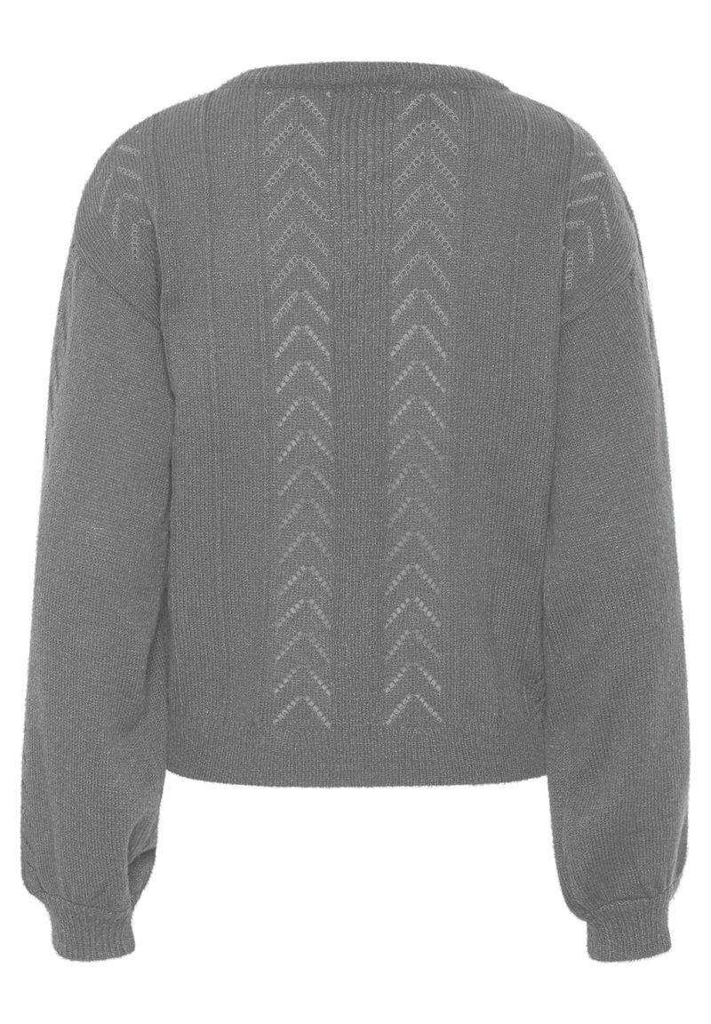 Grauer Strickpullover mit einem Rückendesign, das vertikale Rippen und Zickzackmuster aufweist. Puffärmel und ein runder Ausschnitt runden den Look ab.