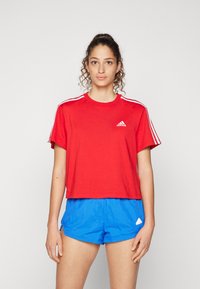 adidas Sportswear ESSENTIALS 3 STRIPES SINGLE CROPPED - Potiskana majica - better scarlet