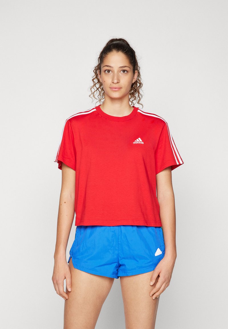 adidas Sportswear ESSENTIALS 3 STRIPES SINGLE CROPPED - Potiskana majica - better scarlet