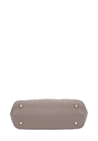 Sac en cuir gris de forme rectangulaire, avec des accessoires en métal doré, des coutures visibles et quatre pieds de protection en bas.