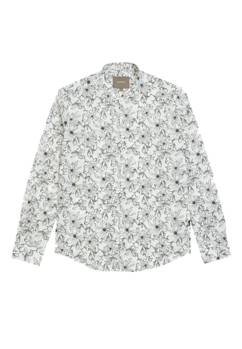 Camicia bianca a maniche lunghe con un motivo floreale nero. Il tessuto è leggero, con colletto classico e chiusura frontale con bottoni.
