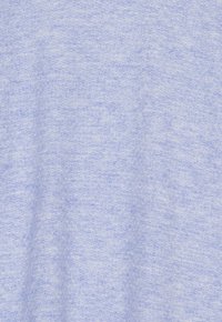 Helle blaue Stoff mit einem strukturierten, leicht erhabenen Muster. Weiches, gestricktes Material, geeignet für verschiedene Bekleidungsanwendungen.