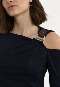 Lauren Ralph Lauren BUCKLE TRIM CUTOUT STRETCH JERSEY TOP - Langærmet T-shirt - navy