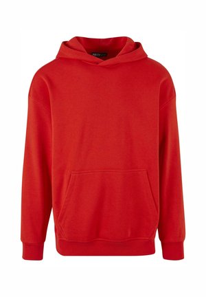Sweat-shirt à capuche rouge en tissu doux, doté d'une poche avant, de manches longues et de poignets côtelés. Pas de motifs ni d'accents visibles.