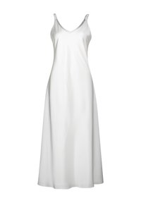 Robe nuisette en satin blanc avec un décolleté en V et des fines bretelles, présentant des détails froncés sur les bretelles, une silhouette fluide et une texture lisse.