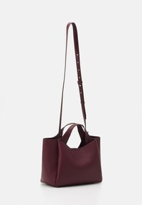 DKNY WILLA SATCHEL - Kézitáska - garnet