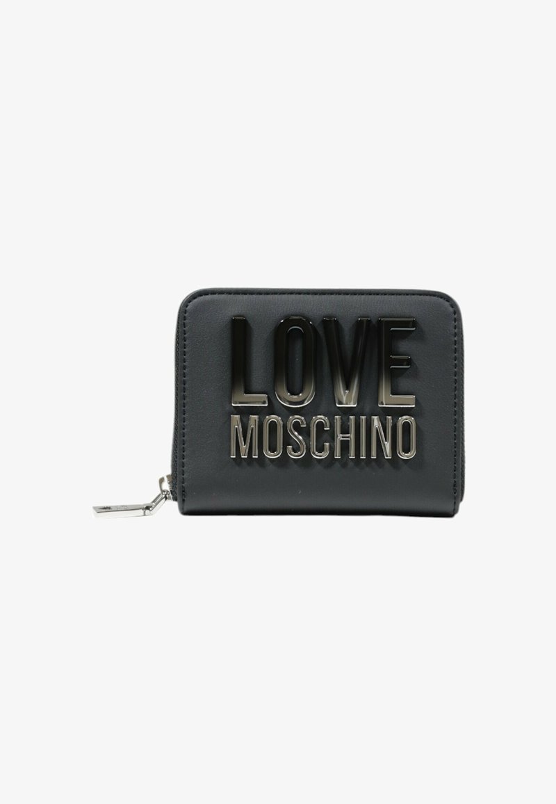 Portafoglio in ecopelle nera con lettering in rilievo "LOVE MOSCHINO" in nero lucido. Presenta una zip argentata. Forma rettangolare e compatta.