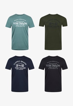 Cuatro camisetas: color verde azulado con estampado blanco, verde oliva con estampado oscuro, azul marino con estampado blanco y una variante negra con estampado gris. Diseño de cuello redondo.