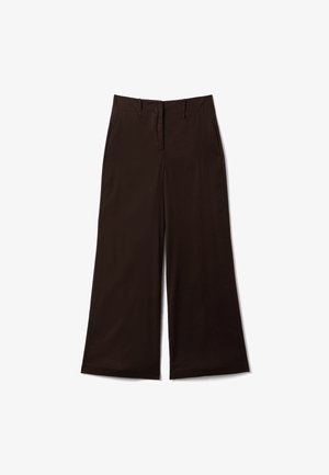 Braune, weit geschnittene Hose mit Frontreißverschluss und Gürtelschlaufen, flach auf weißem Hintergrund präsentiert.