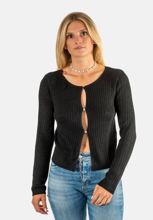 Cardigan nero a coste con maniche lunghe, scollo a U e chiusura frontale con bottoni. Presenta un design aderente e un tessuto testurizzato.