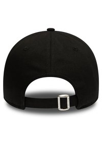 Gorra de béisbol negra con una corona redondeada, visera plana y una cinta ajustable en la parte posterior que cuenta con una hebilla de metal plateado. Textura de tela suave.