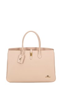 Bolso de mano de cuero beige con acabado texturizado, dos asas, un cierre en tono dorado y una etiqueta de equipaje de marca. Forma rectangular con bordes suaves.