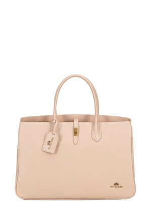 Beige leren handtas met een gestructureerde afwerking, twee handvaten, een gouden sluiting en een merklabel. Rechthoekige vorm met zachte randen.