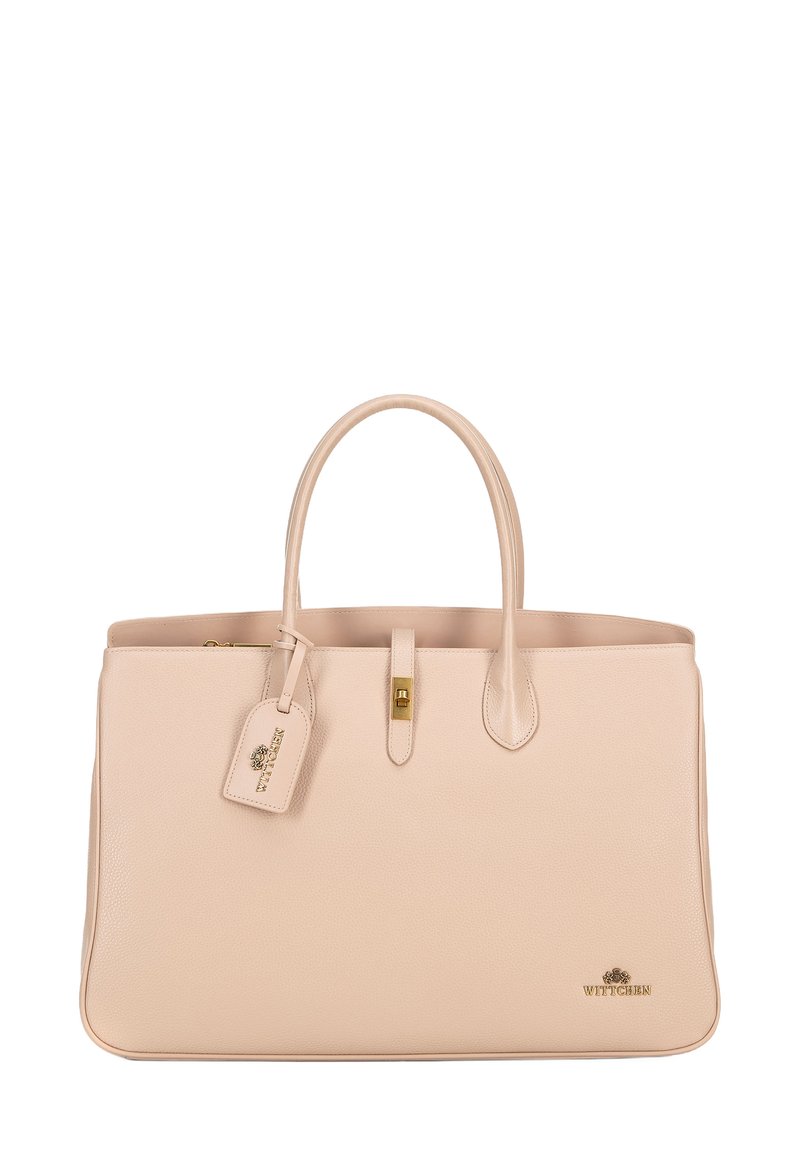 Bolso de mano de cuero beige con acabado texturizado, dos asas, un cierre en tono dorado y una etiqueta de equipaje de marca. Forma rectangular con bordes suaves.