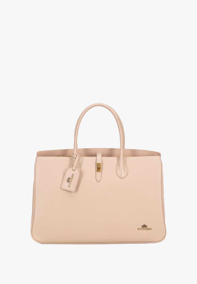 Borsa a mano in pelle beige con finitura testurizzata, dotata di due manici, una chiusura in tono oro e un'etichetta per bagagli con marchio. Forma rettangolare con bordi morbidi.