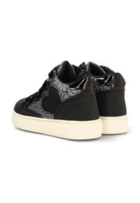 Zapatillas negras y grises con diseño en forma de corazón, acentos negros brillantes y suelas gruesas en color blanco roto mostradas desde ángulos trasero y lateral.