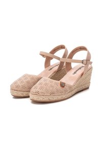 Zapatos de cuña de esparto beige con parte superior de cuero perforado, correa de tobillo ajustable y media suela de yute trenzado. Diseño de puntera redondeada.