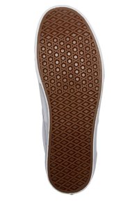 Witte sneaker met een geribbeld rubberen zool met een diamantpatroon en een bruine onderkant. Glad bovenwerk, ronde neus en minimale accenten.