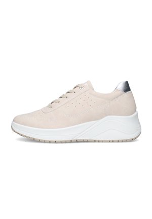 Sneaker in suede beige con suola spessa bianca, chiusura frontale con lacci, dettagli laterali traforati e accento metallico argento sul tallone.