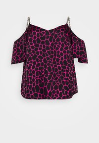 Haut noir avec épaules dénudées, présentant un motif géométrique rose. Il a un décolleté en V et des accents de chaîne sur les bretelles. Texture douce.