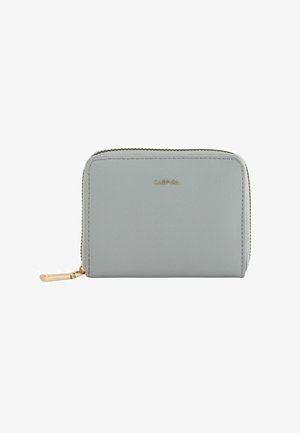 Lichtblauwe textuur portemonnee met een ritssluiting, goudkleurige hardware en een reliëflogo aan de voorkant. Compact rechthoekig formaat.