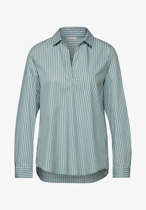 Blouse rayée vert clair avec col, manches longues et décolleté en V. Présente des rayures blanches verticales et un ourlet incurvé. Texture lisse.