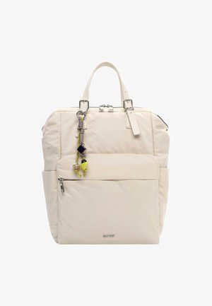 Prostokątny plecak w kremowym kolorze z przednią kieszenią na suwak, dwoma górnymi uchwytami oraz ozdobnym sznurkiem z koralikami zawieszonym na jednym z uchwytów.