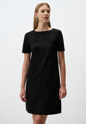 Abito corto nero in morbido tessuto scamosciato, con maniche corte e scollo rotondo. Design semplice con taglio dritto e senza decorazioni visibili.
