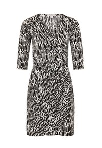 Schwarz-weißes Wickelkleid mit Dreiviertelärmeln, das ein texturiertes abstraktes Muster und eine geraffte Taillenpartie aufweist.